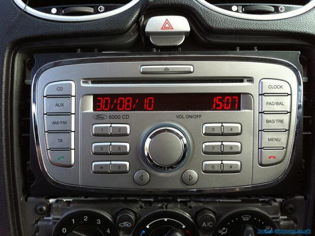 Ford Focus MK2.5 (2008-2012) Stereo Removal ST/RS 14 Ford-Focus-Stere-Fascia-Removed