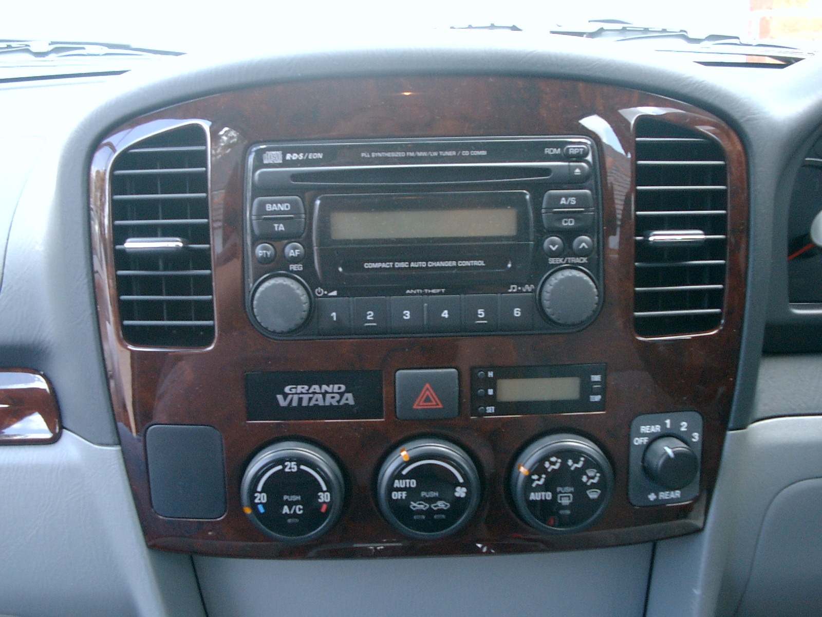 Suzuki Grand Vitara (9905) Stereo Removal James Simpson