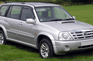 Suzuki Grand Vitara (99-05) Stereo Removal 29 Suzuku Grand Vitara 1999 - Silver - Diesel