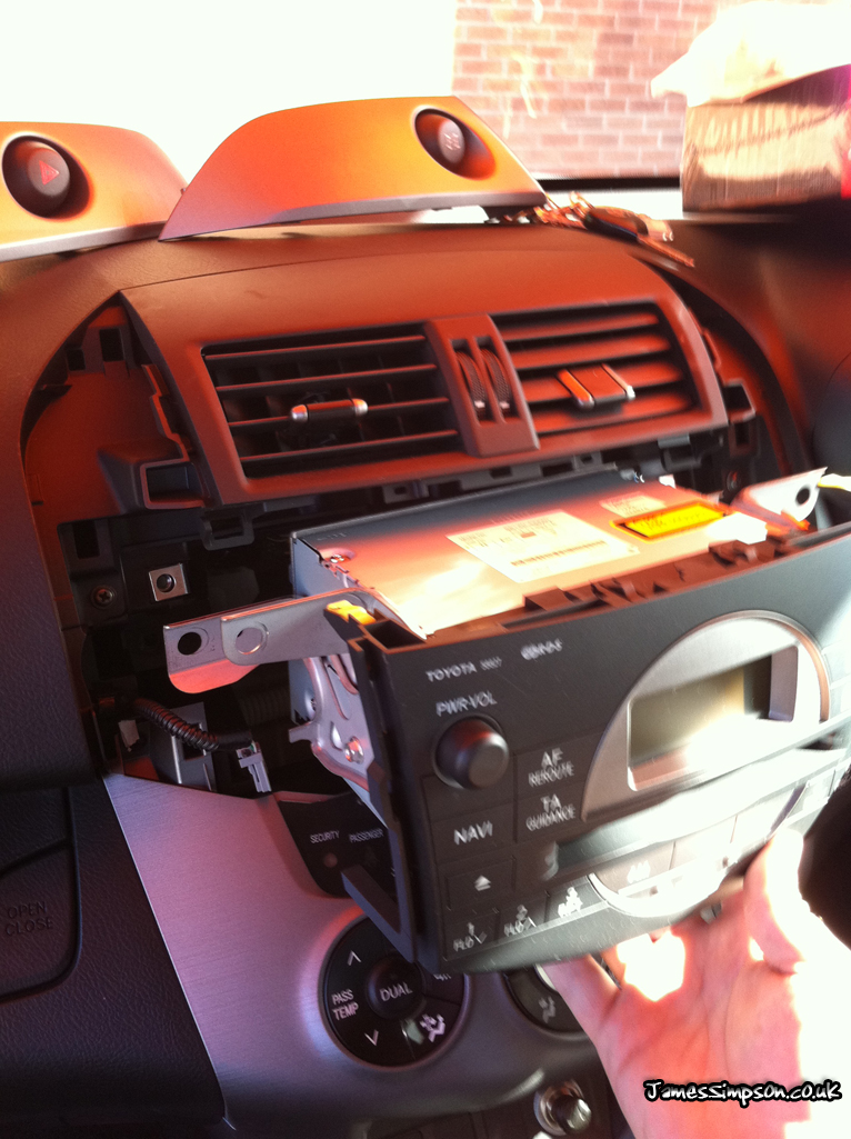 Toyota Rav4 2007 (7) Toyota Rav4 MK3 (2007-) Stereo Removal Toyota Rav4 2007 7
