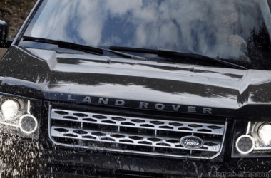 Land Rover Freelander 2 (2007-) Stereo Removal 13 Landrover Freelander 2 Driving Through River