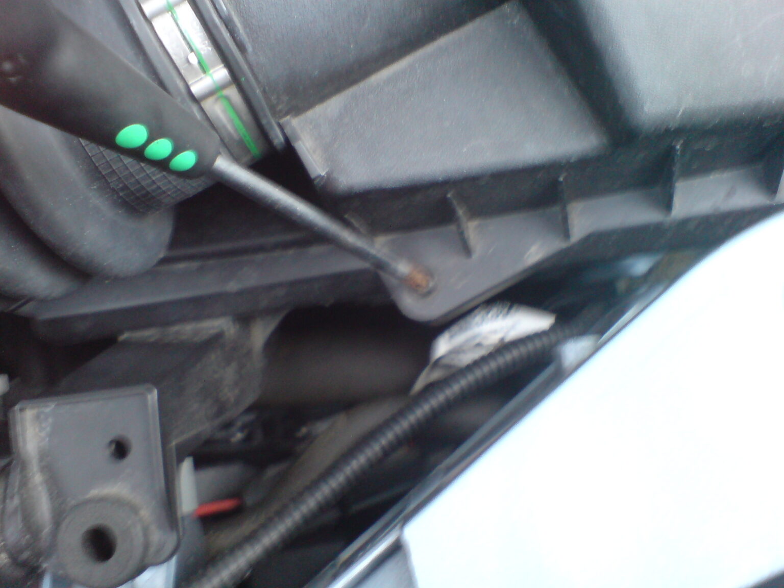 Replace Ford Focus Air Filter MK2 (20052008) James Simpson