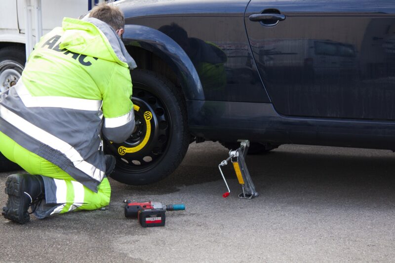4 Problems All Car Owners Should Expect 4 Flat Tyre