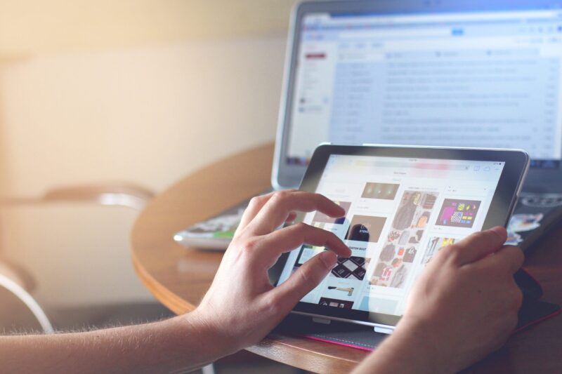 Is Tech Making Relationships Better or Worse? 4 Is Tech Making Relationships Better or Worse? elWgAAAABJRU5ErkJggg==