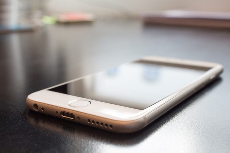 Top Things To Do Before Selling Your Old Mobile 4 Digital Iphone Apple Desk Mobile Smartphone Phone
