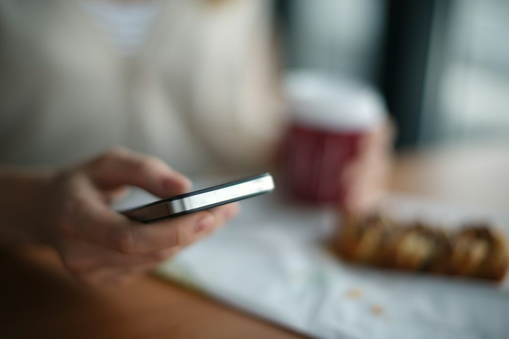 The Pros & Cons Of Using Dating Apps To Find Love 5 The Pros & Cons Of Using Dating Apps To Find Love andrej lisakov XL hPDNeZvs unsplash